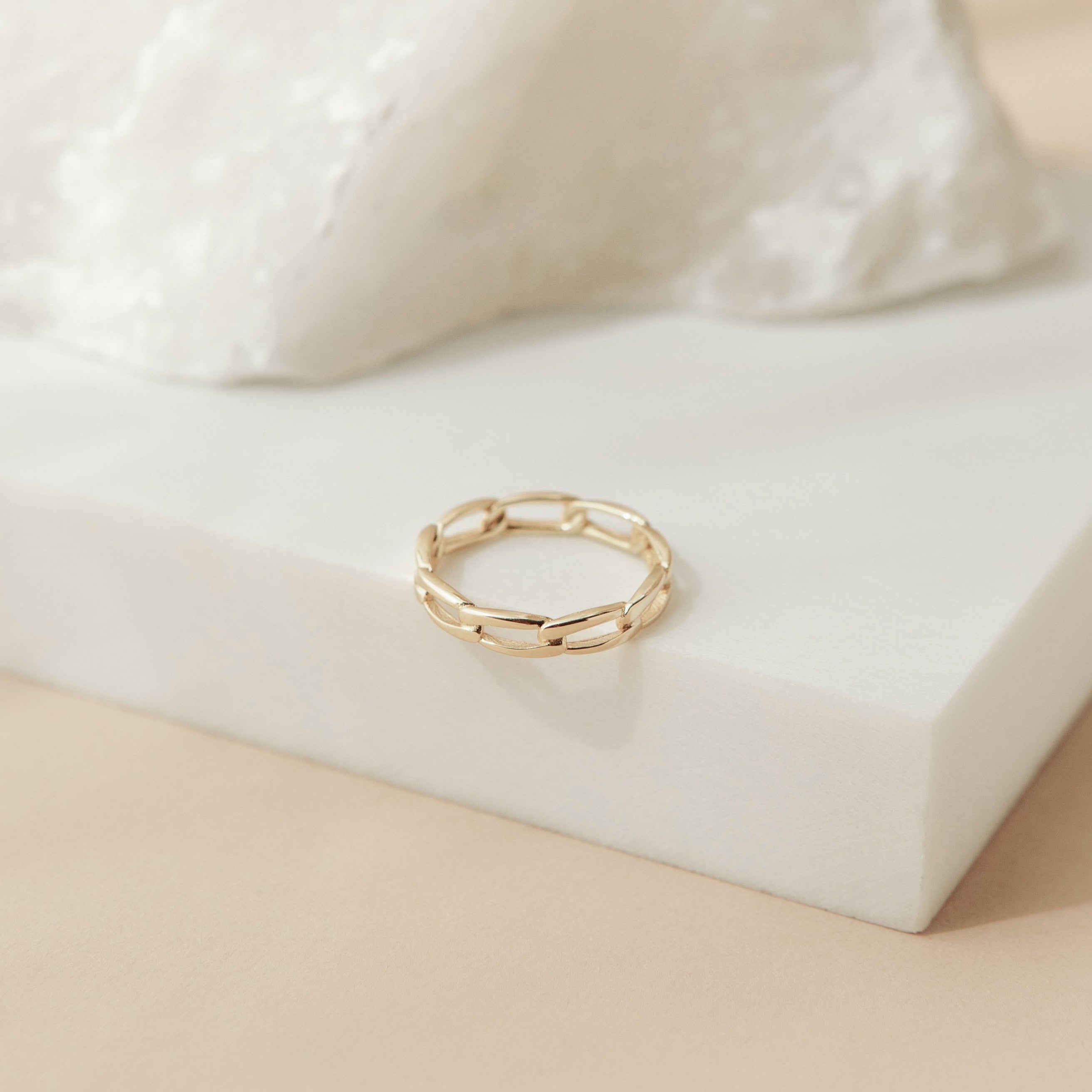 Elegant Link Ring: Timeless Sophistication for Your Collection 18K Gold